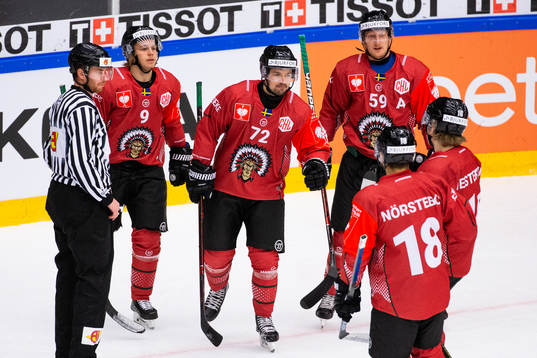 Patrik Carlsson of Frölunda (middle) celebrate with team