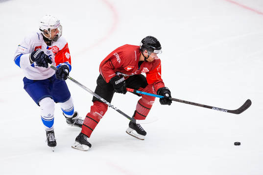Erik Meluzin of Kometa Brno and Chay Genoway of Frölunda