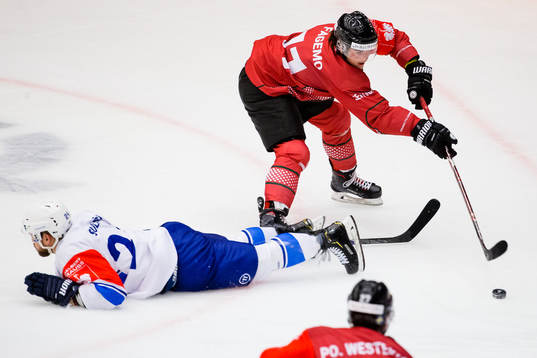 Linus Fagemo of Frölunda with the assist to Ponthus