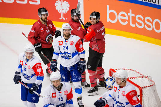 Ponthus Westerholm of Frölunda celebrates scoring 6-1