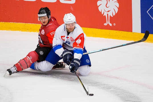 Rhett Rakshani of Frölunda and Martin Docekal of Kometa