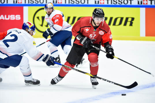 Yasin Ehliz  of Red Bull Munich and Konstantin Komarek of