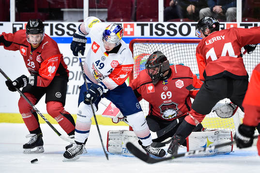 Mark Voakes  of Red Bull Munich competes for the puck with