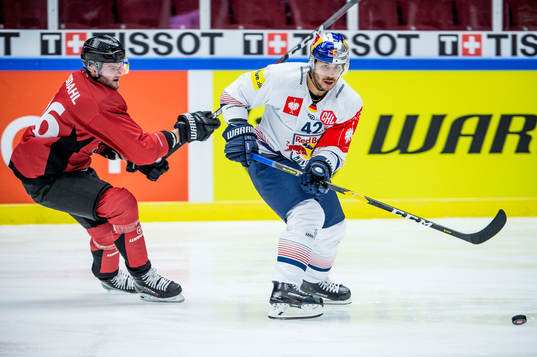 Kim Rosdahl of Malmö Redhawks and Yasin Ehliz of RB Munich