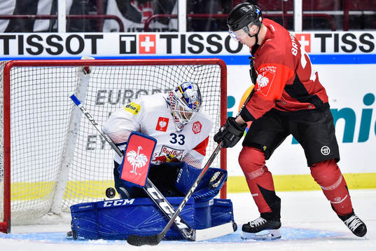 Fredrik Händemark of Malmö Redhawks challenges