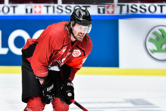 Stefan Warg of Malmö Redhawks reaches for his knee