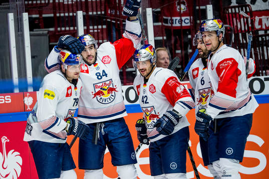 Trevor Parkes and players of RB Munich celebrates