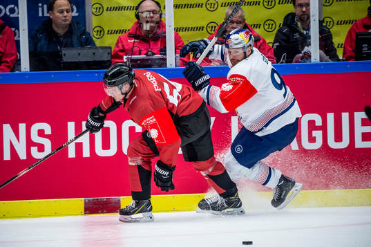Tobias Ekberg of Malmö Redhawks and Andreas Eder of RB