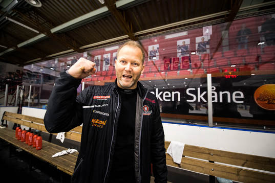 Hanhals tränare Niclas Högberg jublar
