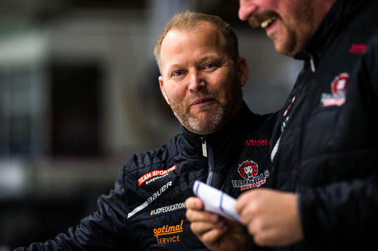 Hanhals tränare Niclas Högberg jublar ishockeymatchen i