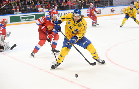 Sweden's Axel Jonsson Fjallby controls a puck in front of