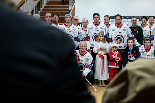 Bläddra bland fler bilder av Ishockey, SHL, Frölunda besöker Drottning Silvias Barnsjukhus
