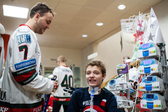 Pathrik Westerholm från SHL-laget Frölunda pratar med