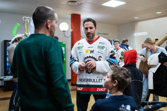 Eddie Svensson och Jonas Andreasson pratar med Joel