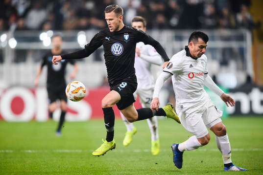Arnór Ingvi Traustason of Malmö FF and Gary Alexis Medel