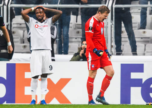 Cyle Larin of Besiktas looks dejected and goalkeeper Johan