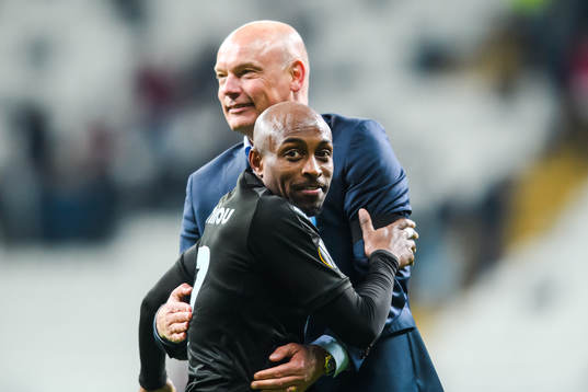 Fouad Bachirou celebrates with head coach Uwe Rösler of