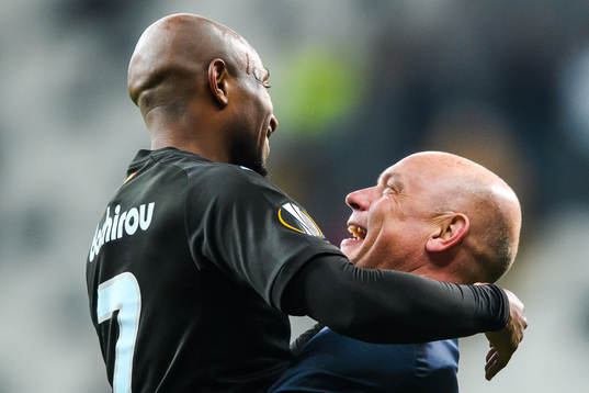 Fouad Bachirou celebrates with head coach Uwe Rösler of