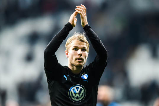 Oscar Lewicki of Malmö FF thanks the supporters