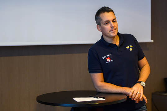 Sveriges förbundskapten Tomas Montén på en presskonferens