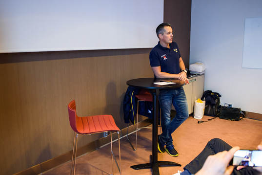 Sveriges förbundskapten Tomas Montén på en presskonferens