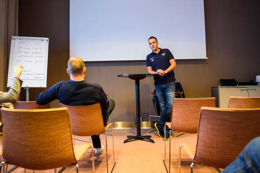 Sveriges förbundskapten Tomas Montén på en presskonferens
