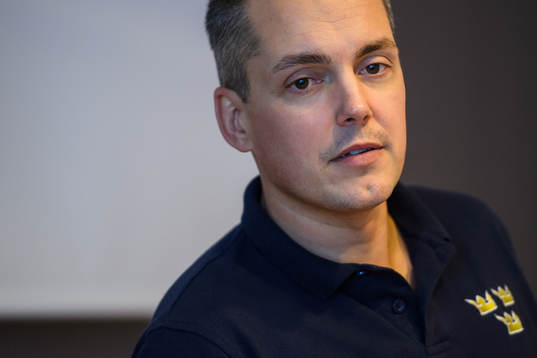 Sveriges förbundskapten Tomas Montén på en presskonferens