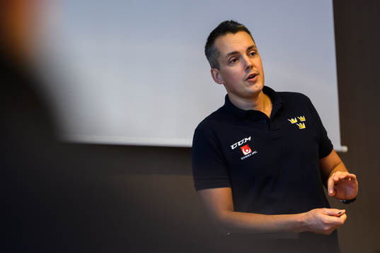 Sveriges förbundskapten Tomas Montén på en presskonferens
