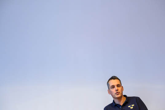 Sveriges förbundskapten Tomas Montén på en