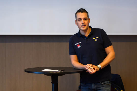 Sveriges förbundskapten Tomas Montén på en