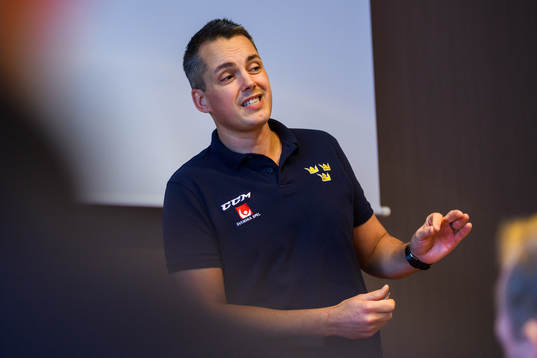 Sveriges förbundskapten Tomas Montén på en presskonferens