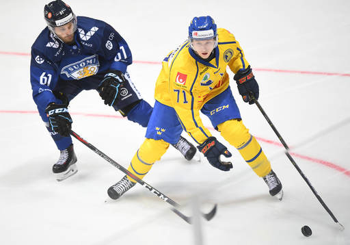 Sweden's Jonathan Davidsson, right, and Finland's Casimir