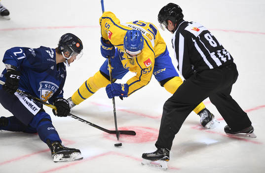 Sweden's Linus Johansson, centre, and Finland's Oula Palve