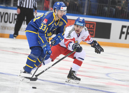 Sweden's Michael Lindqvist, left, and Czech Republic's