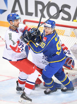 Czech Republic's Jakub Kindl, left, blocks Sweden's Jesper