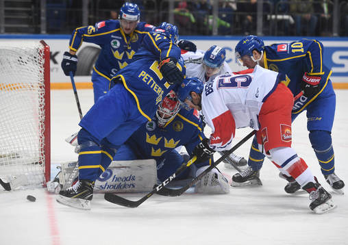 SweSweden's goalie Lars Johansson, centre, tries to make a