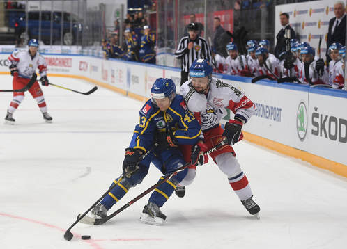 Sweden's Tom Nilsson, centre, and Czech Republic's Ondrej