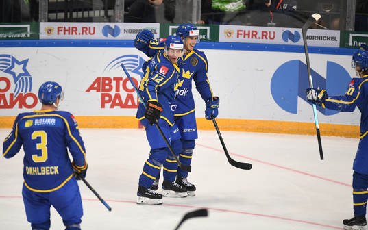 Sweden's Michael Lindqvist, centre right, celebrates his