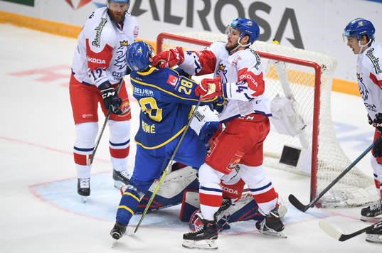Sweden's Mathias Brome, left, fights with Czech Republic's