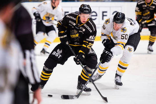 s Fredric Weigel och Panterns Axel Blomqvist i kamp om