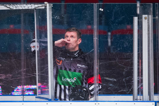 Domare Wolmer Edqvist ringer på ett mål