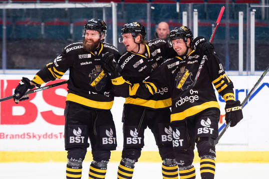 s Alexander Deilert jublar med lagkamrater