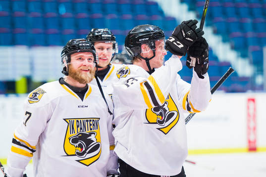Panterns Alexander Pettersson och Villiam Haag jublar