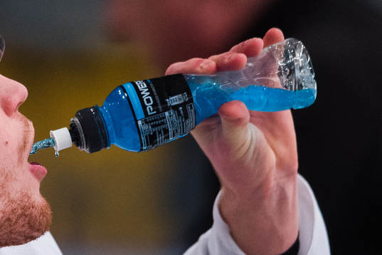 En spelare dricker powerade