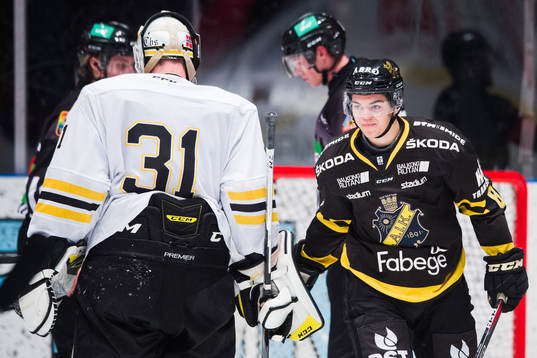 s Lukas Macklin klappar Panterns målvakt Lars Volden på