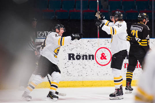 Panterns Makai Holdener jublar med lagkamrat Erik Nyström