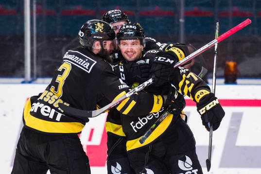 s Alexander Deilert jublar med lagkamrater