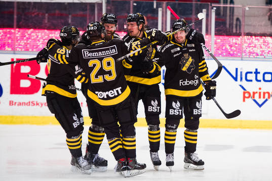 s Alexander Deilert jublar med lagkamrater