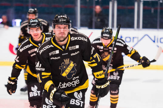 s Alexander Deilert jublar med lagkamrater