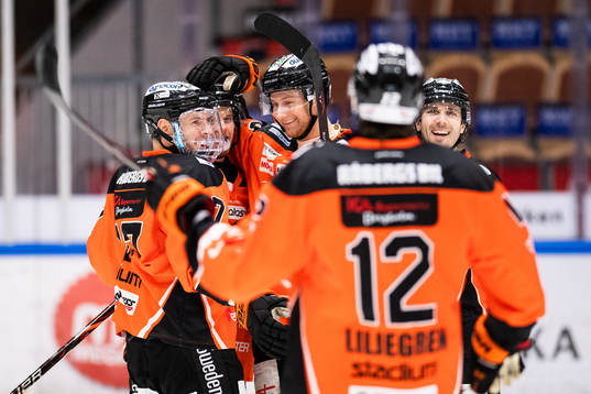 Karlskronas Viktor Grahn jublar med lagkamrater